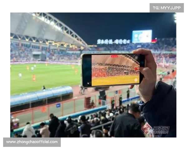 云南民族服饰亮相滇超看台，足球赛场成文化秀场